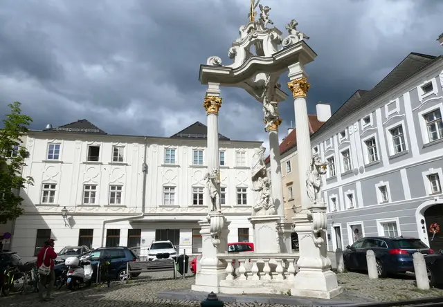 Die Dreifaltigkeitssäule auf dem Rathausplatz in Krems-Stein