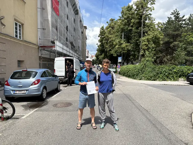 Armin Hanschitz (l.) möchte tätig werden, bevor etwas passiert.  | Foto: Matthias Pandrea/MeinBezirk