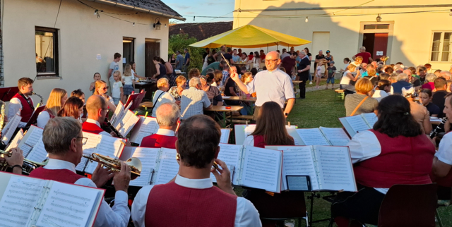 Pfarre und Musikverein Erla laden zum Dämmerschoppen in Erla