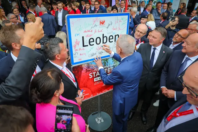 Bundespräsident Van der Bellen signiert eine Ortstafel