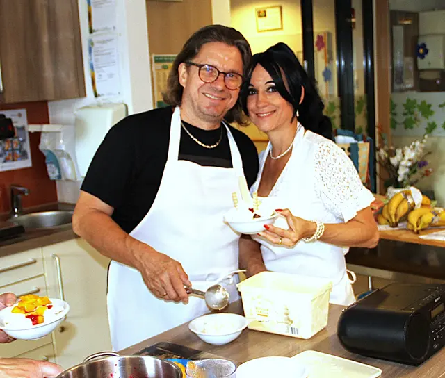 Franky Wild und Nina Stern kreierten Eisspezialitäten für knapp 50 Bewohnerinnen und Bewohner im PKZ Großpetersdorf. | Foto: Peter Seper