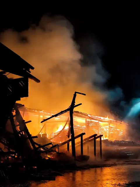 Mit gezielten Löschmaßnahmen gelang es den Feuerwehren jedoch, die Flammen einzudämmen | Foto: FF Mistelbach