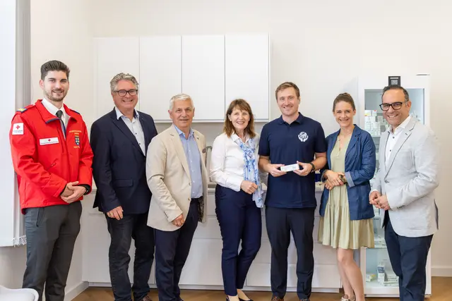 Mario Tauschek (Bezirksstellenleiter, Rotes Kreuz), Bgm. Robert Weber (Guntramsdorf), Bgm. Johann Zeiner (Maria Enzersdorf), Bgm. Silvia Drechsler (Mödling), Erich Pawelka (Leiter Tropeninstitut NÖ), Sophie Zwölfer (Tropeninstitut NÖ), GR Alireza Nouri (Wiener Neudorf, Leiter Gesundheitsausschuss).  | Foto: Charly Steiner
