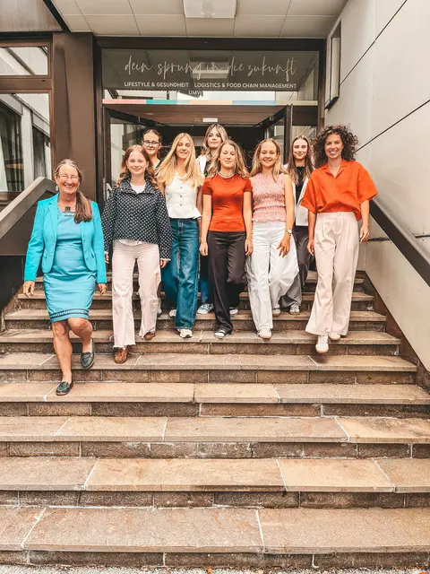 rechts: Marina Sallaberger; links: Direktorin Christina Röck; Mitte: Schülerinnen Elisabethinum.  | Foto: Sallaberger