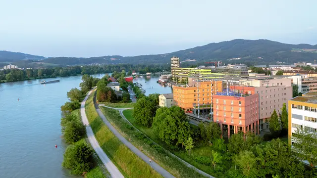 Das Trans World Hotel Donauwelle überzeugt mit seiner Lage direkt an der Donau und Nähe zum Stadtzentrum. | Foto: Hotel Donauwelle