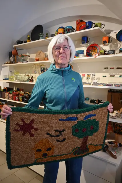 Eva Peter schätzt die Vielfalt und Qualität der Produkte im Weltladen. | Foto: Königer
