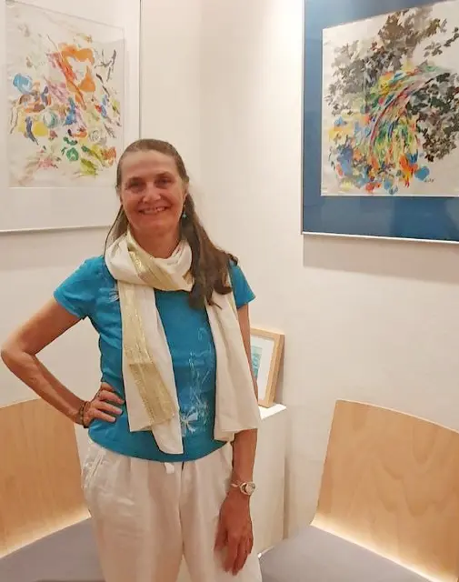 LiLA Herderberg vor 2 ihrer Bilder bei der Ausstellung "SONNENWASSERTANZ" in der Art-Galerie Werkbund, Graz  | Foto: Foto c by Renate Urban 2026