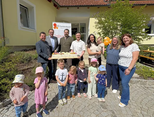 Vizebürgermeister Josef Eisschiel (St. Stefan-Afiesl), Landtagsabgeordneter Georg Ecker (Vertretung von LH-Stellvertreterin Christine Haberlander), Bürgermeister Martin Schwarzinger (Helfenberg), Vizebürgermeister David Köck (Vorderweißenbach), Geschäftsführerin OÖ Familienbund Ana Aigner, Vizebürgermeisterin Regina Atzmüller (Helfenberg) und Einrichtungsleiterin Conny Pötscher beim Jubiläumsfest „10 Jahre Waldzwerge". | Foto: OÖ Familienbund