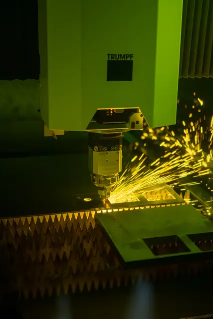So sieht es aus, wenn die neue Laser-Schneideanlage in Betrieb ist. | Foto: Team Styria Werkstätten GmbH