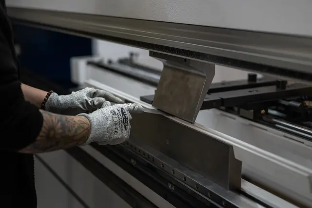 Gleich neben der Laser-Schneideanlage befindet sich die neue Biege-Anlage. | Foto: Team Styria Werkstätten GmbH