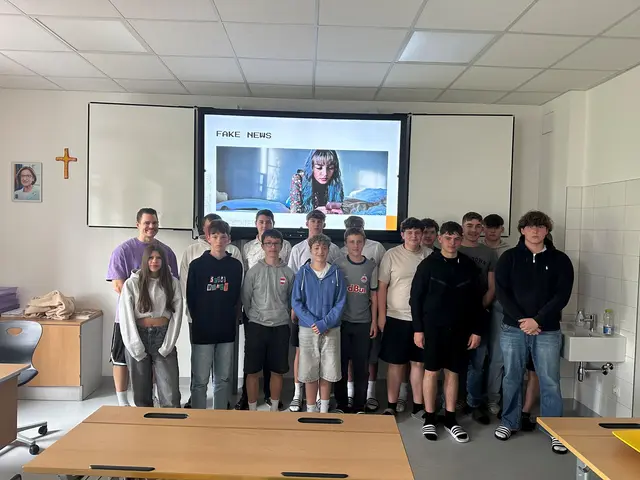 Schüler der PTS Waidhofen/Thaya mit Workshopleiter Maciej Lech  | Foto: EVN