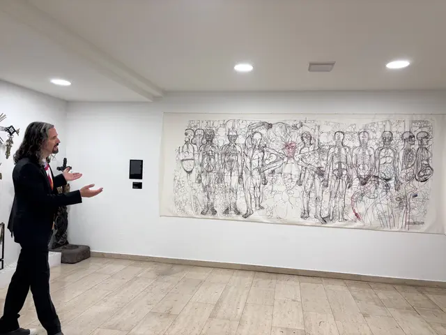 Roman Grabner vor dem "letzten Abendmahl" von Hermann Nitsch