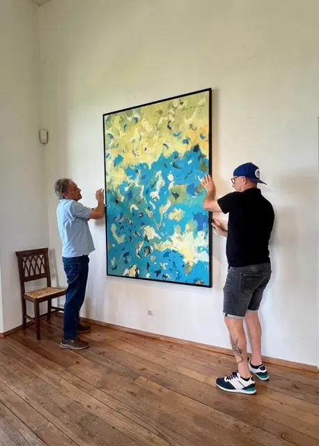 Aufbau für die Vernissage, die Ausstellung ist bis 30. September zu sehen. | Foto: Kulturring Strassburg