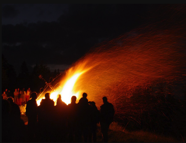 Im Bezirk stehen einige Sonnwendfeuer an. Diese haben eine lange Tradition und stehen für Licht, Wärme &amp; Gemeinschaft.  | Foto: stock.adobe/romy mitterlechner.