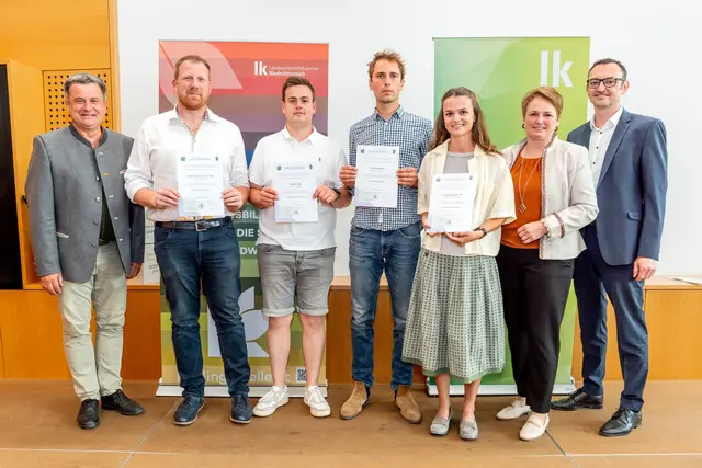 BBK Obmann Georg Maier, Josef Hofer, Raphael Feigl, Tim Prossenitsch, Katharina Mayer, LK NÖ-Vizepräsidentin Andrea Wagner, LFA NÖ-Leiter Anton Hölzl bei der Verleihung. (vlnr)

  | Foto: LK NÖ/Pomassl