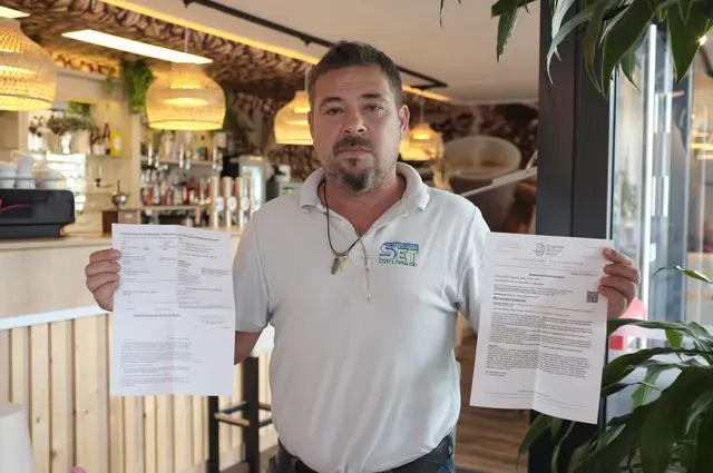 Roland Schallert präsentiert die Befunde seiner Ärzte. Dennoch wurde er zum AMS geschickt, statt krankgeschrieben. | Foto: Santrucek