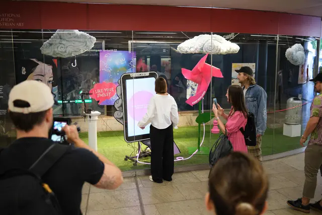 Die Installation von Marcin Glod mit dem Namen Happy Signal bei der U-Bahn Station Karlsplatz/Opernpassage. | Foto: Thomas Unterberger, wardanetwork.at