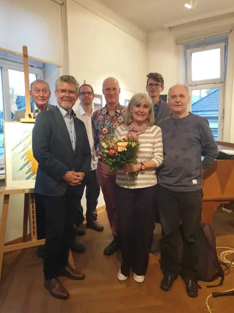V.l.: Kulturstadtrat a.D. Georg Kransteiner, Hausherr Galerist Markus Nöttling, Pianist Alexander Zaunmayr, Architekt Georg Kirchweger, Künstlerin Silvia Klingovsky, Junior-Chef Johannes Nöttling, Gitarrist Gerhard Klingovsky. | Foto: Foto Nöttling