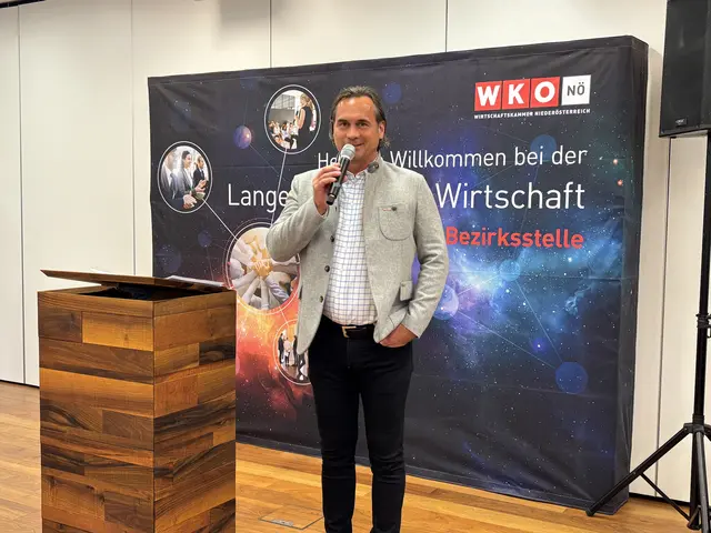 Wirtschaftskammer Bezirksobmann Christian Bauer eröffnete den Abend. | Foto: Victoria Edlinger
