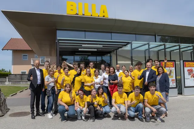 Vertriebsleiter Bernhard Kreuzer; Marktmanagerin Jasmin Auer; Bürgermeisterin Bürmoos Frau Cornelia Egger; Vertriebsmanager Attila Horvath; Vertriebsleiter Weissenbacher Ernst; Lehrlingsbetreuerin Petra Bacher. | Foto: BILLA AG/Franz Neumayr