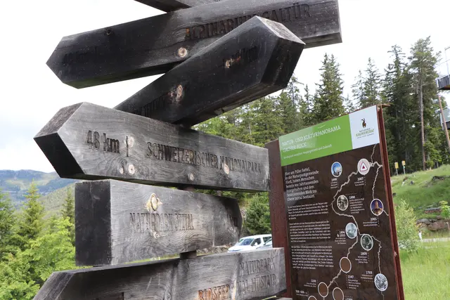 Informationstafeln und Themenwege führen durch den gesamten Naturpark. | Foto: Thomas Seelos