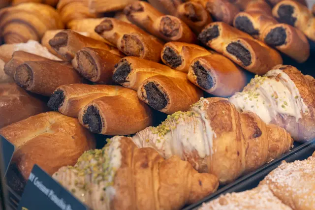 Brot und Gebäck werden frisch gebacken und mit dem eigenen Fuhrpark in die Filialen geliefert. | Foto: Peter Eibler