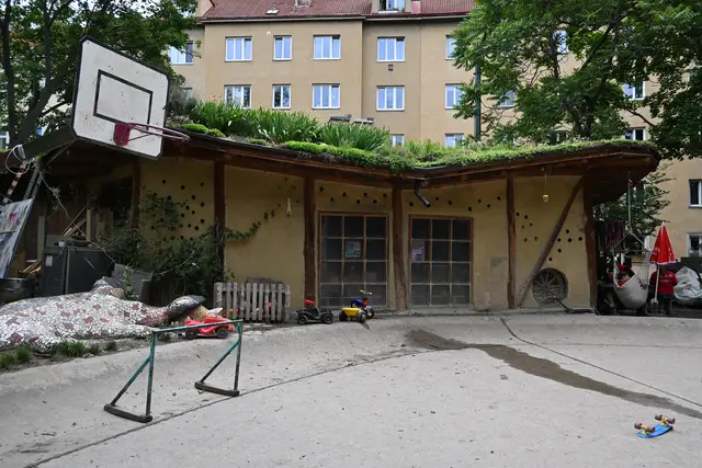 Das Lehmhaus am Robinsonspielplatz wurde durch einen Brand zerstört. Nun hat der Wiederaufbau begonnen. | Foto: Matthias Pandrea/Mein Bezirk