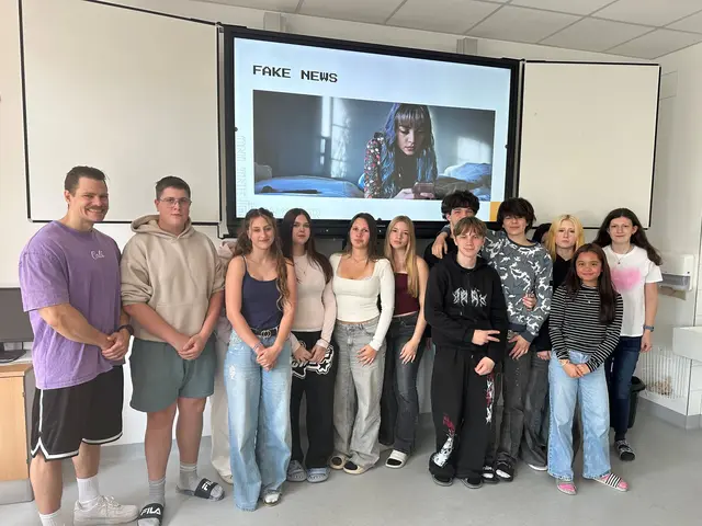 Schüler der PTS Waidhofen/Thaya mit Workshopleiter Maciej Lech  | Foto: EVN