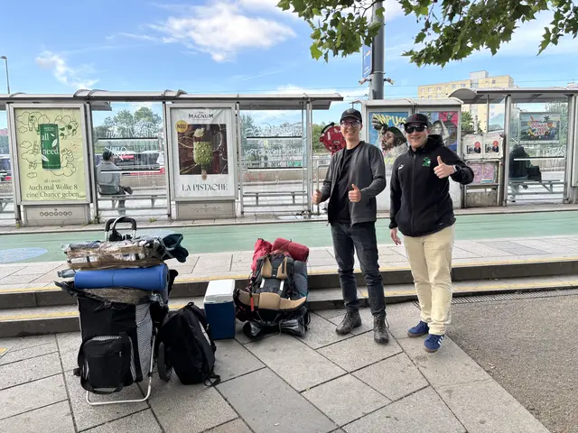 Donnerstag, 7 Uhr am Bahnhof Wien Meidling: Camper am Weg zum Nova Rock. | Foto: Anna Triebaumer / MeinBezirk