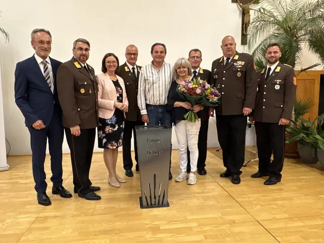 Familie Dräxler wurde beim Abschnittsfeuerwehrtag für die langjährige Unterstützung des Feuerwehrwesens und die Spende für die Drohnengruppe Purkersdorf ausgezeichnet. | Foto: Michael Sabadello