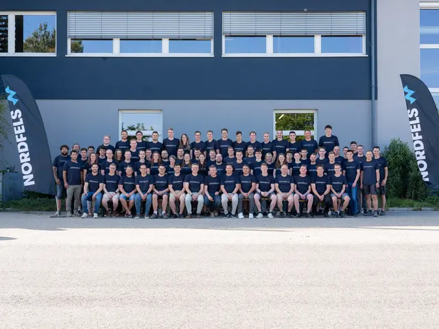 Die Mitarbeiterinnen und Mitarbeiter der Nordfels GmbH feierten gemeinsam mit den Eigentümern Martin Reingruber, Edmund Jenner-Braunschmied und Johannes Kaar das 30-jährige Bestehen des Unternehmens. Seit dem Management-Buyout im Jahr 2015 hat sich Nordfels zu einem führenden Automatisierungspartner der oberösterreichischen Industrie entwickelt.
 | Foto: Zeidler G.