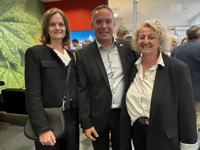 Martina Gerersdorfer (Bezirkshauptfrau), Gerhard Irxenmayer (Stadtrat für Wirtschaft und Sport) und Claudia Irxenmayer. | Foto: Dietl-Schuller