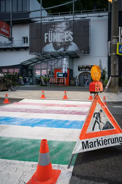 Direkt vor dem Rockhouse im Stadtteil Schallmoos erstrahlt seit Sommer 2025 ein neuer Zebrastreifen in den Farben des Regenbogens. 
 | Foto: Stadt Salzburg/Alexander Killer