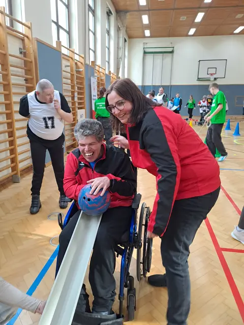 Sportler der Lebenshilfe OÖ wie Markus Mair aus der Werkstätte Ried, hier mit Mitarbeiterin Viktoria Ecklmayr, bereiten sich auf die Teilnahme an den Special Olympics vor. | Foto: Lebenshilfe OÖ