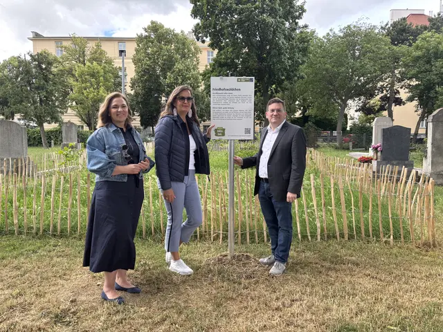 Renate Niklas, Geschäftsführerin der Friedhöfe Wien, Ulli Sima, Stadträtin für Stadtentwicklung und Bezirksvorsteher Wilfried Zankl (beide SPÖ) vor dem Friedhofswäldchen am Friedhof Meidling. (v.l.n.r.) | Foto: Marlene Graupner/MeinBezirk
