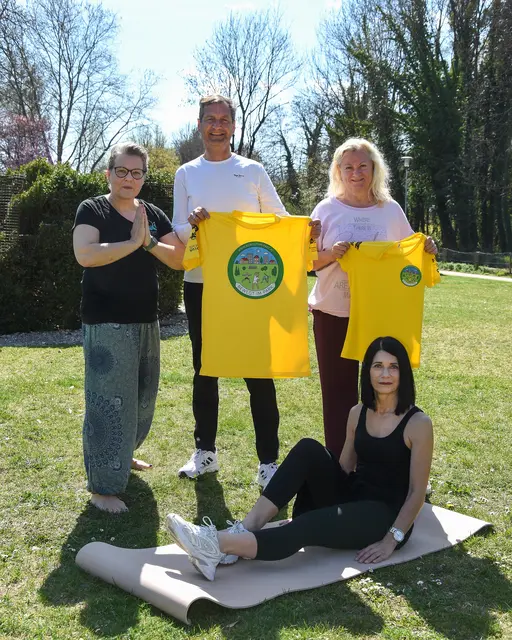 Qi-Gong-Trainerin Andrea Buchsbaum, Sportstadtrat Klaus Penz, Kneipp-Obfrau Elisabeth Zapp  (stehend, v.l.) sowie Pilates- und Bodyfit-Trainerin Bettina Kaltenegger (sitzend).

  | Foto: Stadtgemeinde Wolfsberg