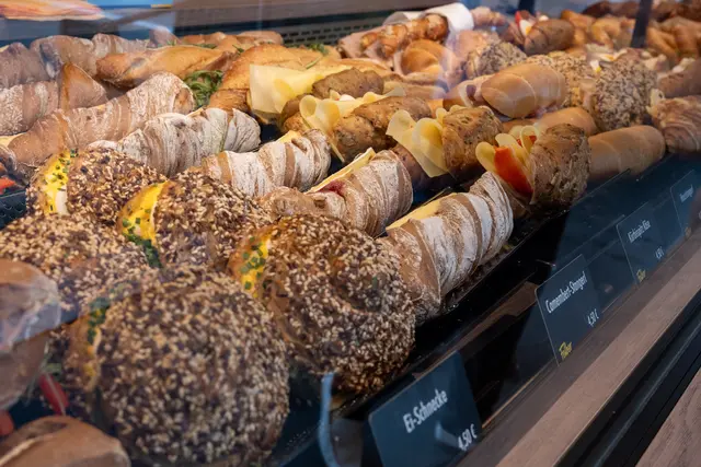 Kundinnen und Kunden können sich künftig auch vor oder nach dem Einkauf mit frischen Backwaren und Kaffee verwöhnen lassen. | Foto: Peter Eibler
