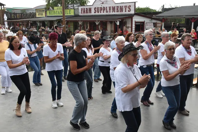 Linedance ist wie jeden Montag angesagt. | Foto: MeinBezirk/Michael Strini