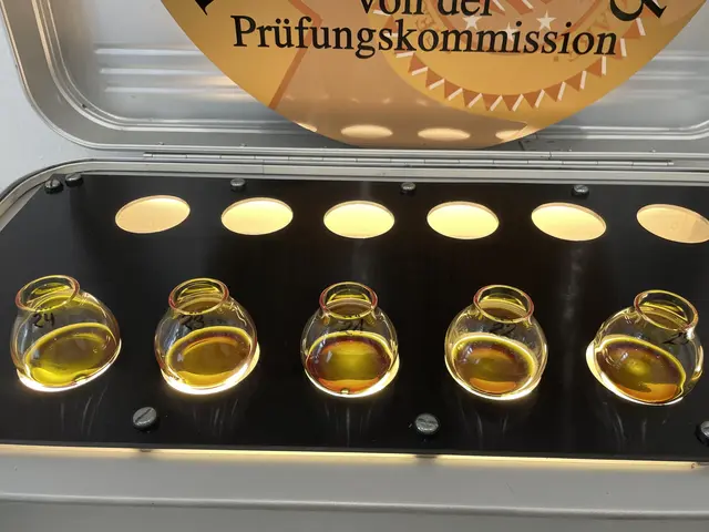 Ein typisches Kürbiskernöl muss eine Zweifarbigkeit aufweisen, also dunkelgrün und leicht rotbraun schimmern. | Foto: Waltraud Fischer