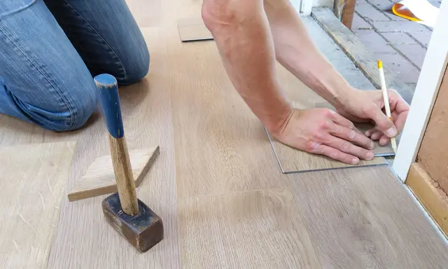 Der Angeklagte, ein gelernter Bodenleger, stahl Laminatboden und einen Werkzeugkoffer. | Foto: pexels / ClickerHappy