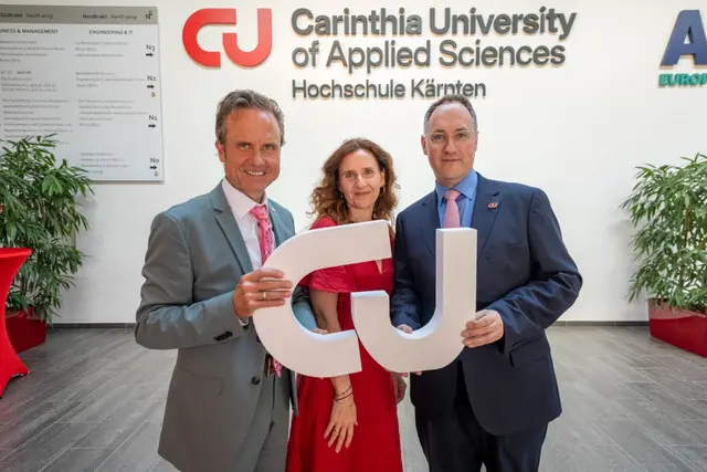 Peter Granig (Rektor FH Kärnten), Petra Bergauer (Leitung Marketing &amp; PR) und Geschäftsführer Martin Waiguny (von links) mit dem neuen Logo. | Foto: Johanna Dullnig/FH Kärnten