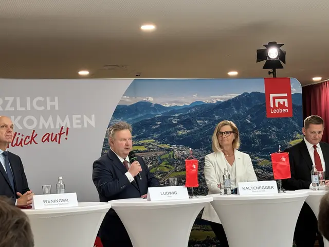 Menschen stehen hinter Stehtischen