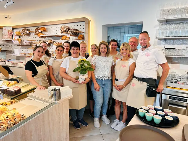 Praktikantin Irem Cabu, Marlene Gürtler, Praktikantin Anja Bogendorfer, Ronja Wittmann, Desa Draskofic, Jaqueline Stopfer, Elisabeth Rauchenberger, Barbara Kadlec, Barbara Kadlec, Jasmin Schwingenschlögl, Waltraud Kadlec, Gottfried Kadlec, Werner Machacek;
Nicht am Foto(Urlaub): Margret Hofmann, Suhad Al Gaburi, Stefanie Wallner; | Foto: Bio-Konditorei Kadlec