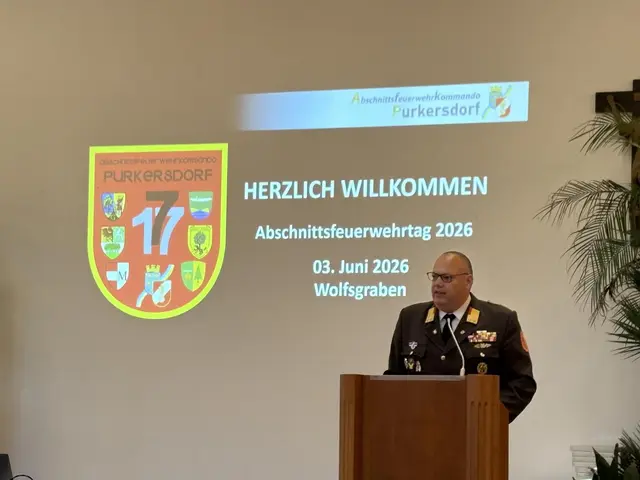 Abschnittsfeuerwehrkommandant Roman Brunner präsentierte den Jahresrückblick des Feuerwehrabschnitts Purkersdorf. | Foto: Michael Sabadello