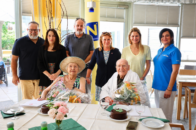 Feierten inmitten fröhlicher Farben und Gratulanten: Christine Holubar und Alfred Draxler. Stehend: Michael Strozer, Julia Kaintz, Karl Holubar, Maresi Eder, Andrea Schmuckenschlager und Anna Tutnjevic.

  | Foto: Stadtgemeinde Klosterneuburg/Lutz