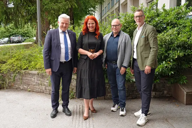 Beim Besuch der TFBS Holztechnik in Absam (v.li.): Direktor Christian Margreiter, LRin Cornelia Hagele, Werner Bruck (Sozialpädagogische Administration Internat), Klaus Schuchter (Schulqualitätsmanager Berufsschulen, Bildungsdirektion für Tirol). | Foto: Land Tirol/Krepper