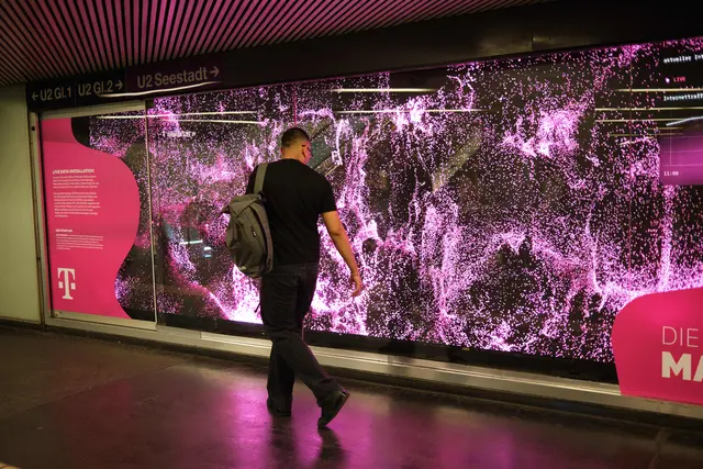 Live Data Installation Felix Reiterer bei der U-Bahn Station Karlsplatz, beim Treppenaufgang. | Foto: Thomas Unterberger, wardanetwork.at
