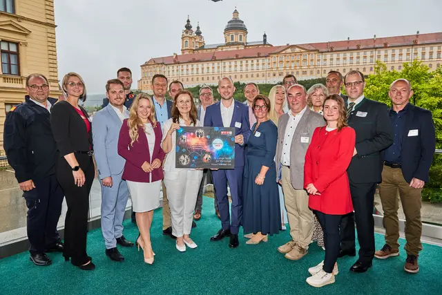 Bezirksfeuerwehrkommandant-Stv. Gerhard Schweiger, Martina Hochstöger, Eric Freiberger, Bezirkspolizeikommandant-Stv. Maximilian Maier, Landtagsabgeordnete Silke Dammerer, JW-Vorsitzender Bürgermeister Florian Weigl, Markus Dienstbier, WKNÖ-Bezirksstellenobfrau Karin Rosenberger, Obmann Gastronomie Dietmar Schöner, WKNÖ-Bezirksstellenleiter Andreas Hofbauer, Jürgen Gottwald, FiW-Vorsitzende Jasmin Fuchs, Gerlinde Redl, Bezirksbauernkammersekretär Johannes Fitzthum, Bürgermeister Jürgen Fellnhofer, Obfrau Direktvertrieb Helga Huber, Desiree Latiu, AMS-Geschäftsstellenleiter Helmut Fischer, BH-Stv. Martin Tandinger und Walter Eigenthaler | Foto: Franz Gleiß