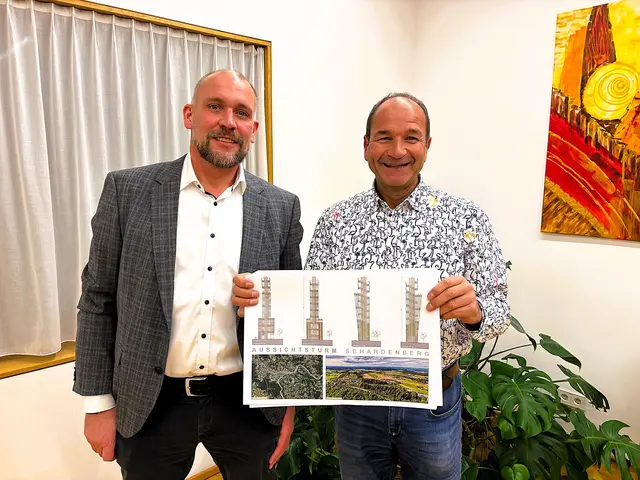Schon im Dezember 2024 präsentierte der Passauer Unternehmer Hans Wimmer (rechts) dem Schardenberger Bürgermeister Stefan Krennbauer die Pläne für den Ausbau des neuen Turmareals. Jetzt verschiebt sich durch den Versicherungsstreit der Baustart erneut. | Foto: Franz Gruber