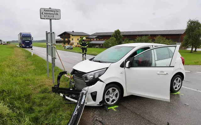 Zwei Lenker bei Kreuzungs-Crash verletzt